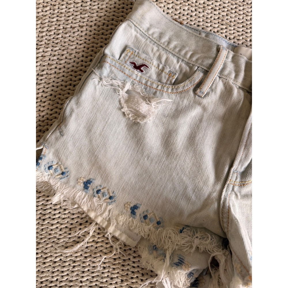 Hollister Womens Light Wash Distressed Embroidered Denim Shorts Size 0 W24